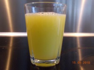 Glas med frisk appelsinsaft