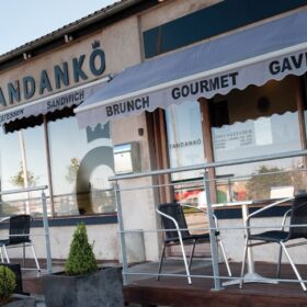 Fandanko café indgang med udendørs siddeområde