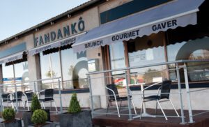 Fandanko café indgang med udendørs siddeområde