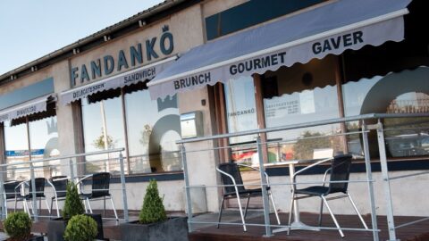 Fandanko café indgang med udendørs siddeområde