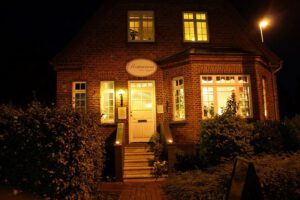 Rødstensrestaurant oplyst om natten