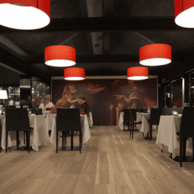 Indendørs restaurant med røde lamper