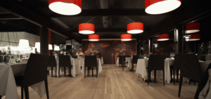 Indendørs restaurant med røde lamper