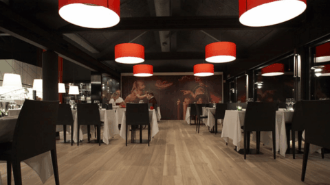 Indendørs restaurant med røde lamper