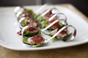 Dekorative gourmet-forretter på skeer