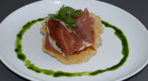 Prosciutto på osteskål med urtepesto