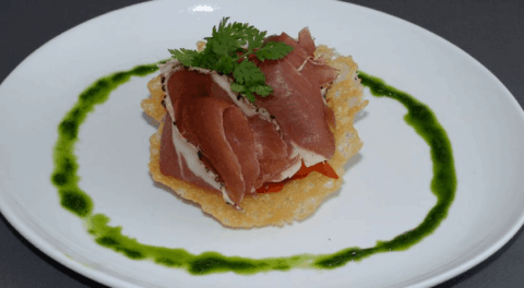 Prosciutto på osteskål med urtepesto
