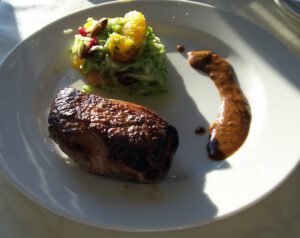Grillet bøf med salat og sauce