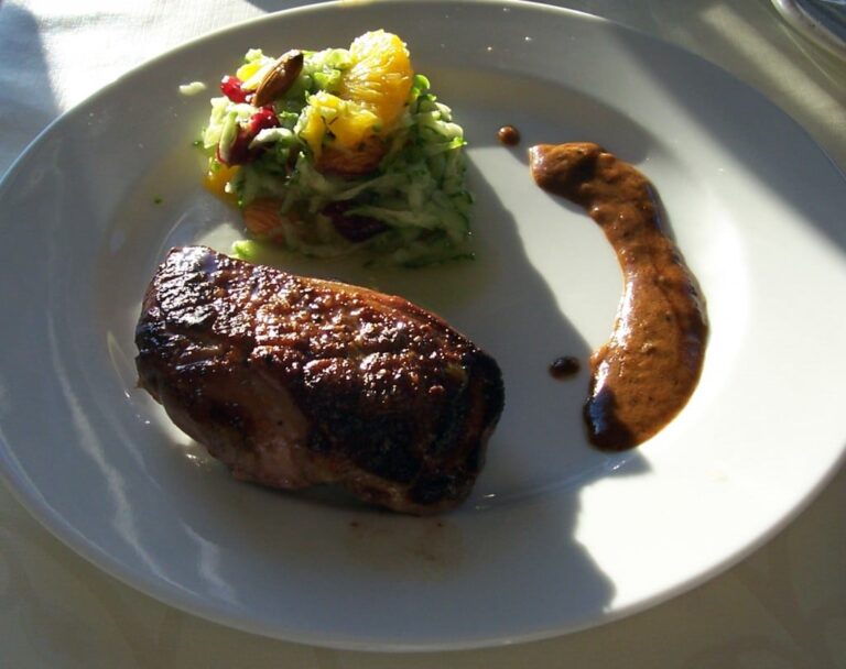 Grillet bøf med salat og sauce