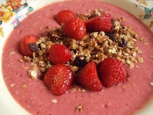 Jordbærgrød med granola og jordbærstykker