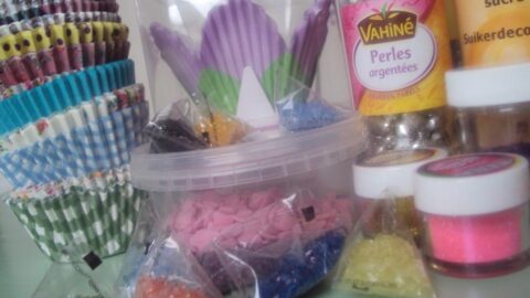 Cupcakeforme og kagedekorationsmaterialer