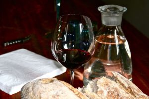Vin, vand og brød på et bord