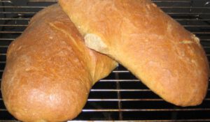Friskbagte brød på en bagerist