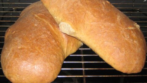 Friskbagte brød på en bagerist