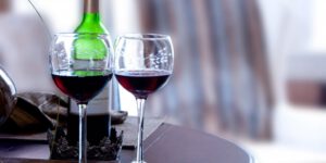 To glas rødvin med vinflaske
