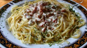 Pasta carbonara på en hvid tallerken