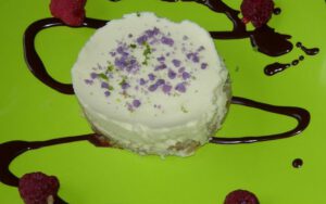 Cheesecake med hindbær og chokoladedekoration