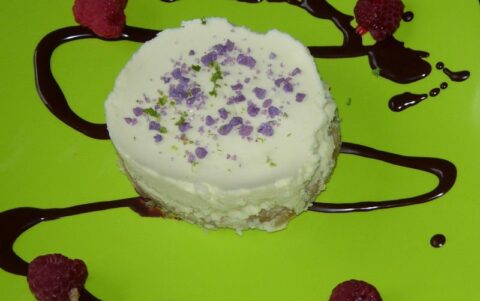 Cheesecake med hindbær og chokoladedekoration