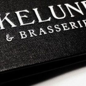 Sokkelund Café og Brasserie skilteskriver