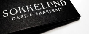 Sokkelund Café og Brasserie skilteskriver