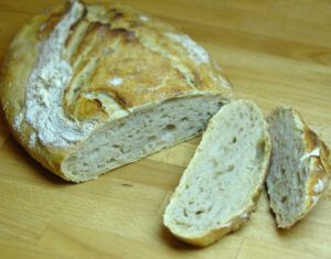 Hjemmebagt brød med to skiver.