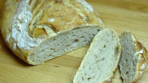 Hjemmebagt brød med to skiver.