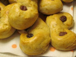 Lussekatter med rosiner på serviet