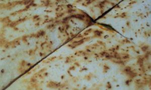 Nærbillede af gyldenbrun quesadilla.