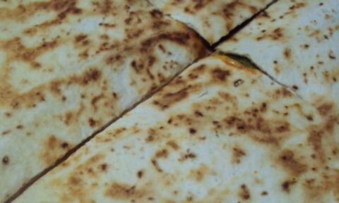 Nærbillede af gyldenbrun quesadilla.