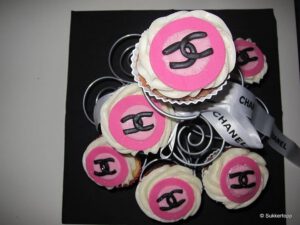 Chanel logo cupcakes på stativ