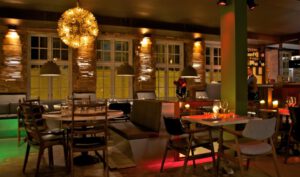 Hyggelig restaurant med moderne indretning og belysning.