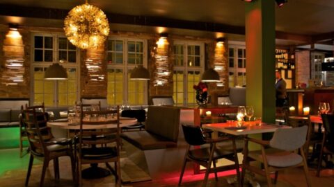 Hyggelig restaurant med moderne indretning og belysning.