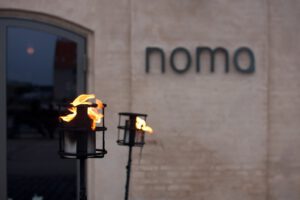 Indgang til Noma restaurant med fakler
