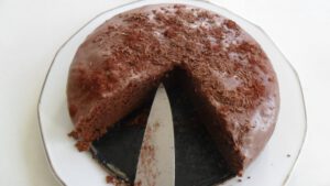 Chokoladekage med glasur og skiver