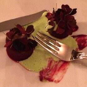 Gourmetret med urtepynt og bestik