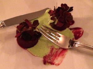 Gourmetret med urtepynt og bestik