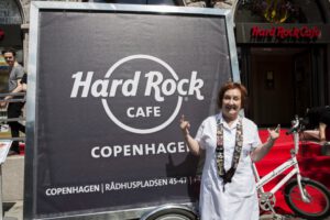 Hard Rock Cafe Copenhagen skilt og kvinde foran