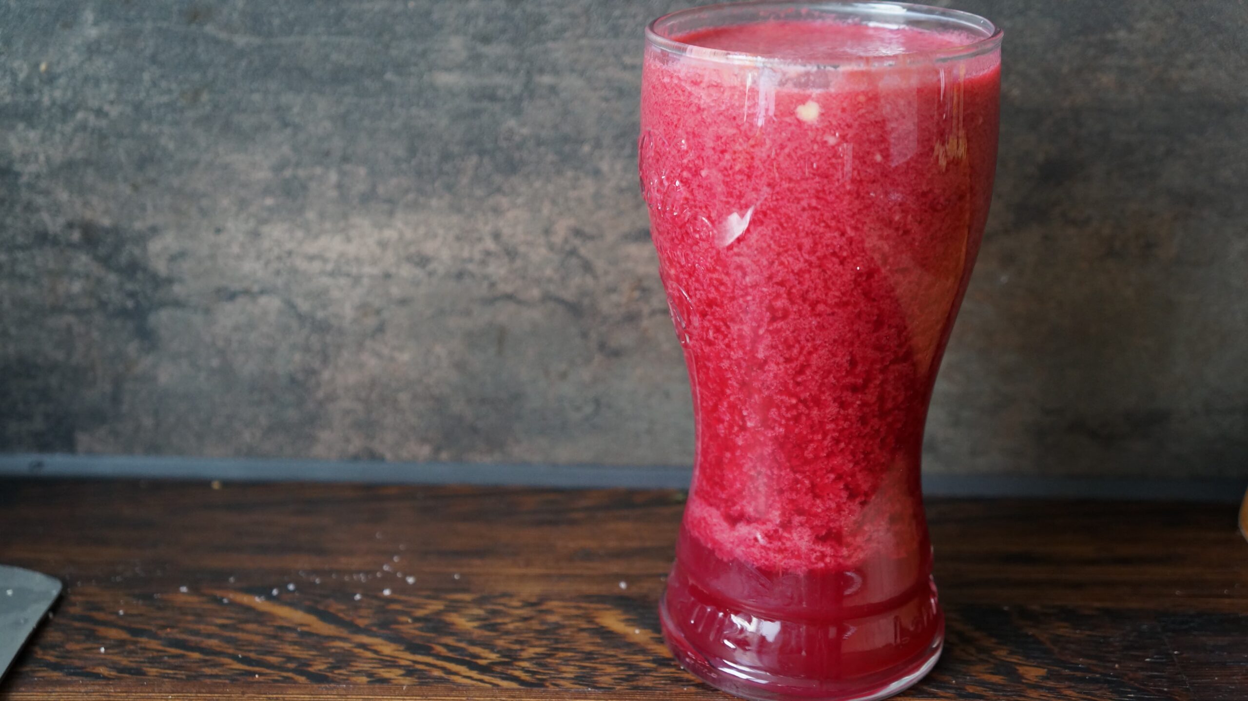 Rød smoothie i et glas