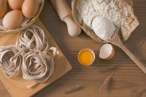 Ingredienser til pasta: mel, æg og hjemmelavet pasta.