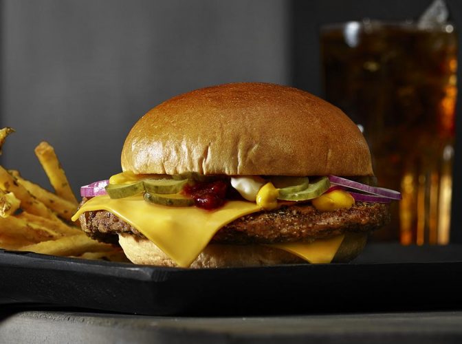 Cheeseburger med fries og sodavand