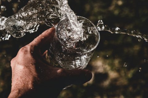 Vand, der hældes i et glas