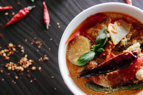 Asiatisk karryret med chili og grøntsager