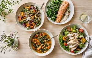 Fire sunde hverdagsretter med grøntsager, laks, suppe og kylling