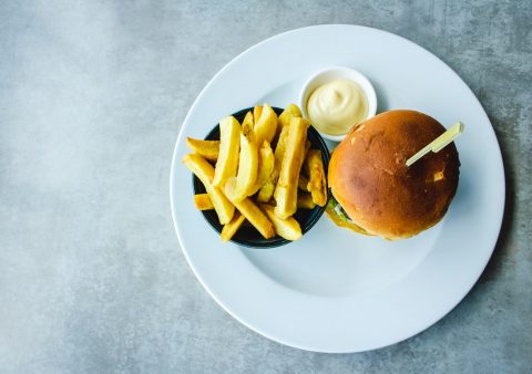 Burger med pommes frites og mayonnaise