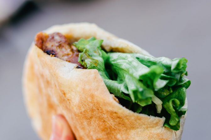 Pita sandwich med grøn salat og kød