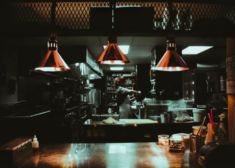 Kok arbejder i restaurantkøkken