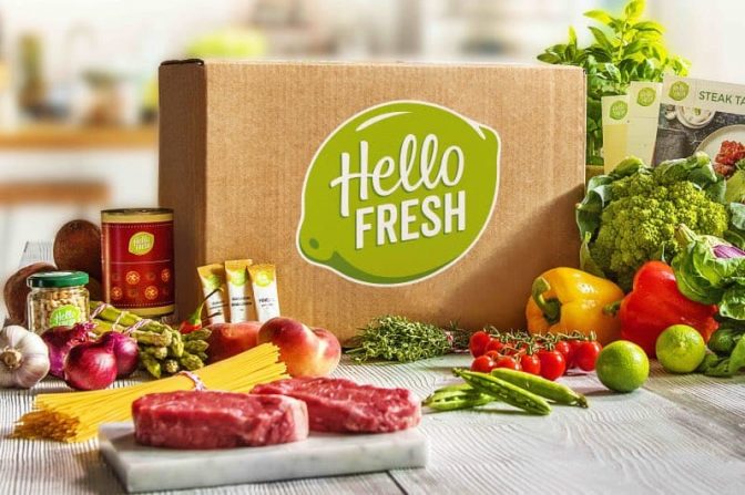 HelloFresh kasse og ingredienser på bord