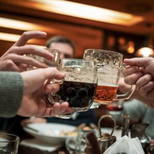 Folk skåler med ølglas på en restaurant