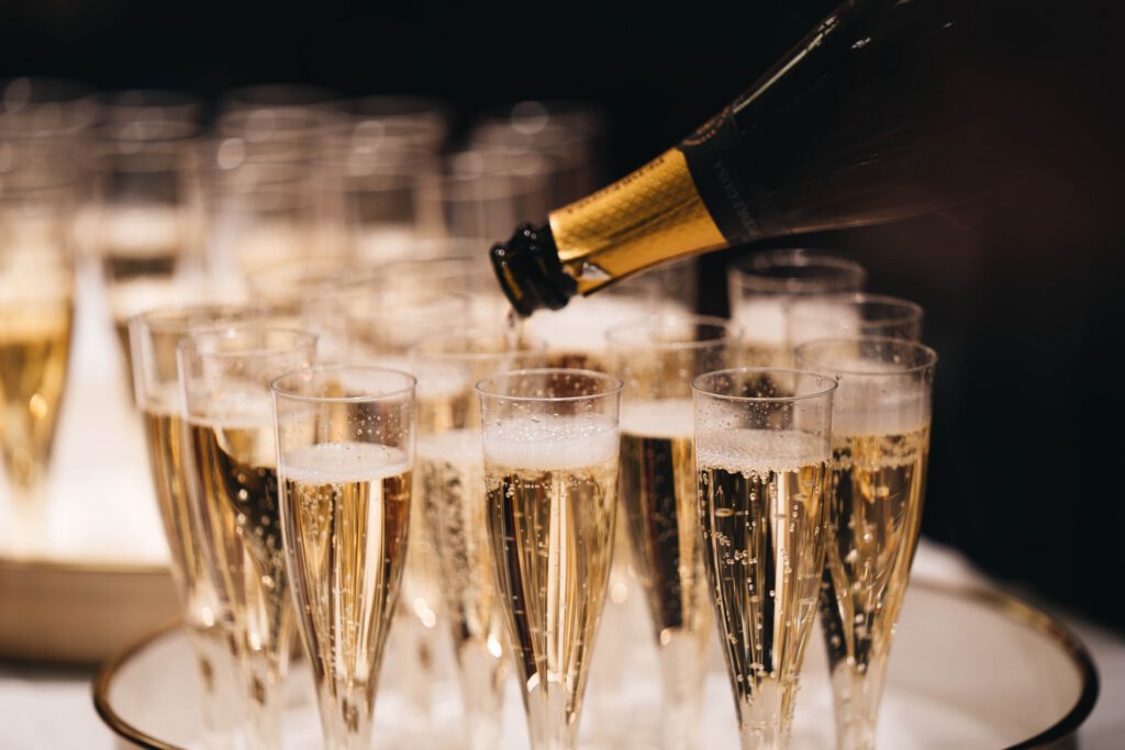 Hælder champagne i glas til festlig lejlighed.