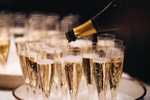Hælder champagne i glas til festlig lejlighed.